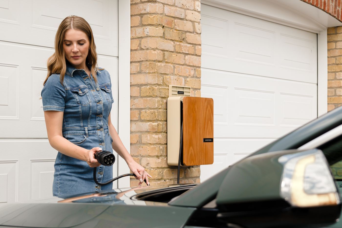 Elektrische auto thuis aan de lader