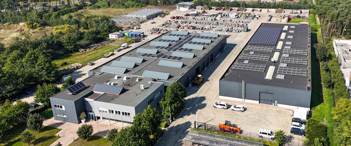 Zonnepanelen op het dak van stadswerken