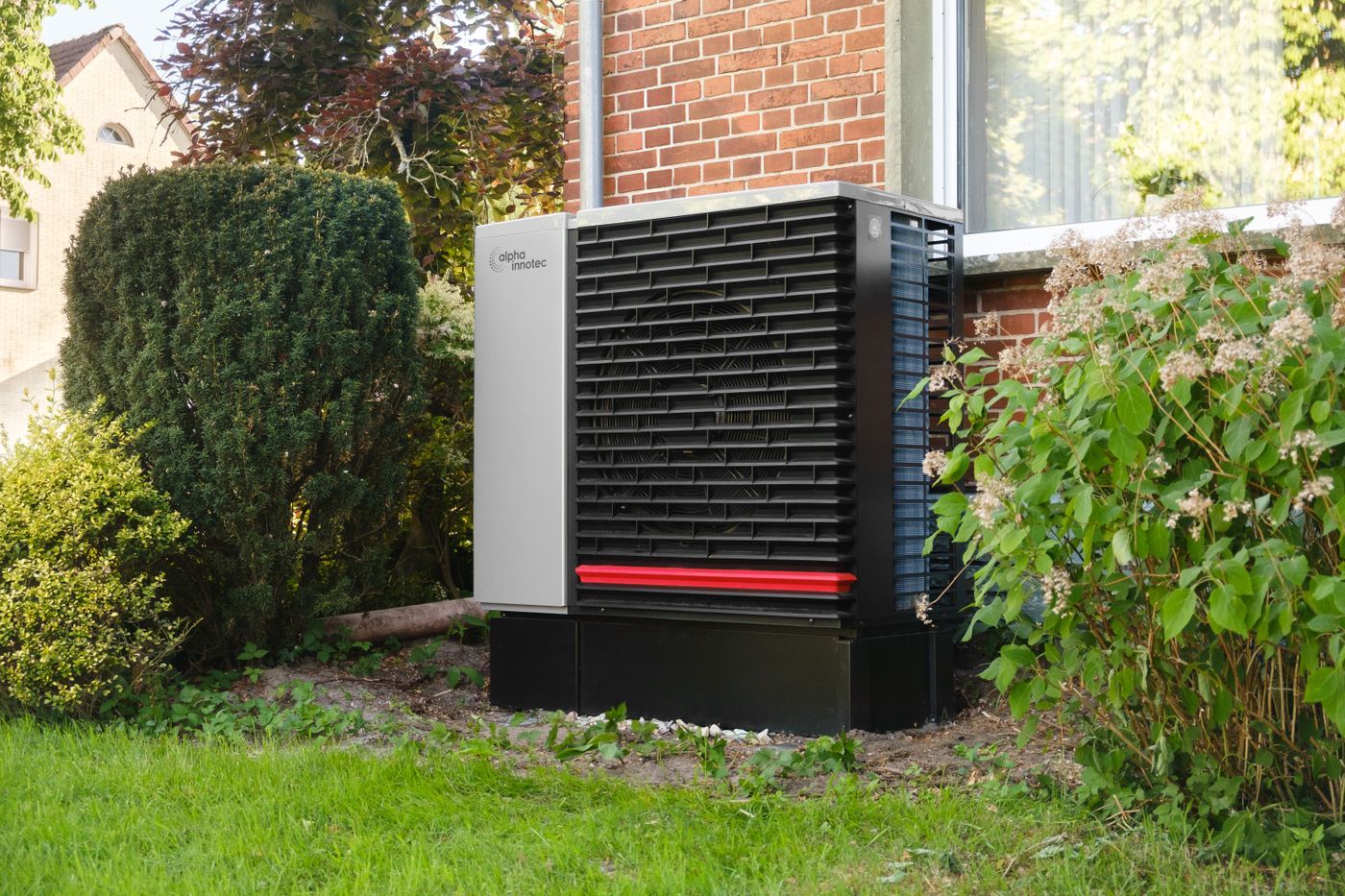 Lucht-waterwarmtepomp in een residentiële tuin