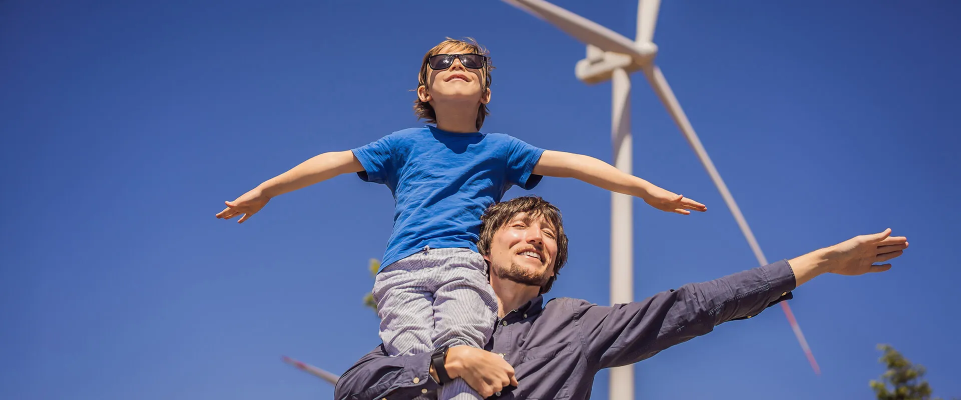 Vader en zoon kijken naar windturbines